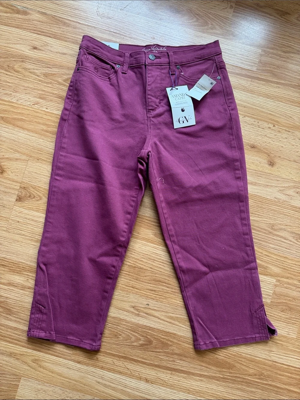 Gloria Vanderbilt 21” ‘Amanda’ Midrise Capris in Plum 🔅 Size 4